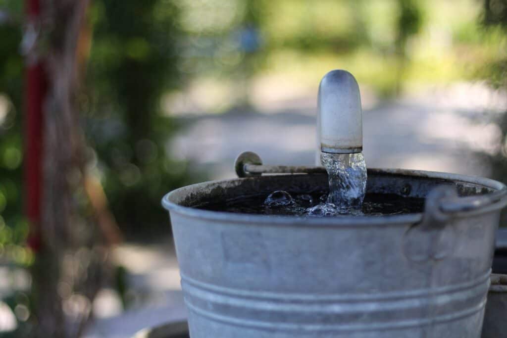 Water bucket to clean gas can