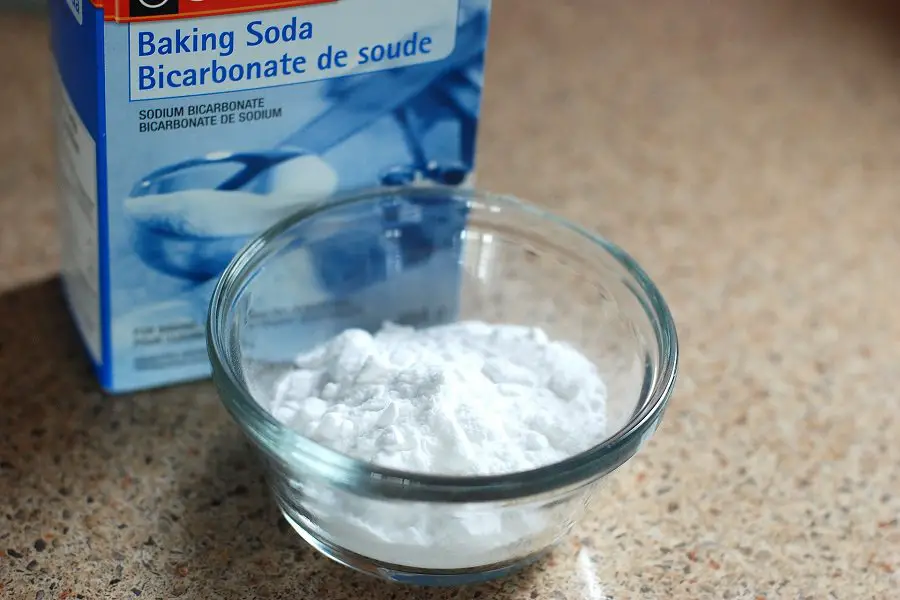 Bicarbonato de sodio en un recipiente de vidrio pequeño