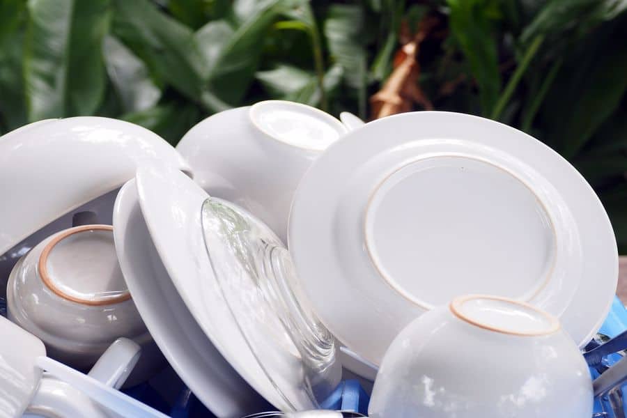 Clean plates and dinnerware pieces