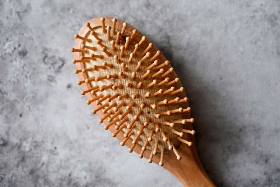 Clean hairbrush