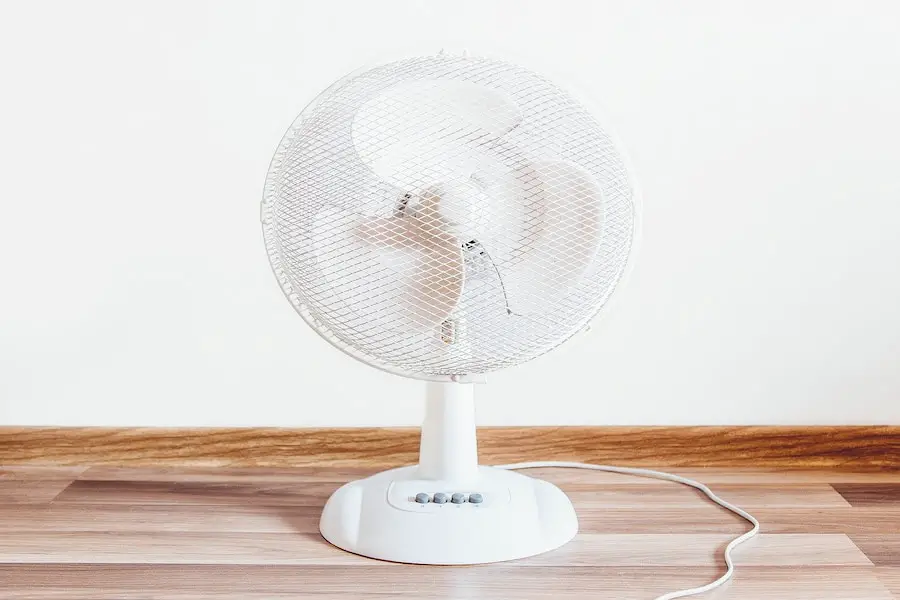 Una imagen de un ventilador de máquina de viento blanco