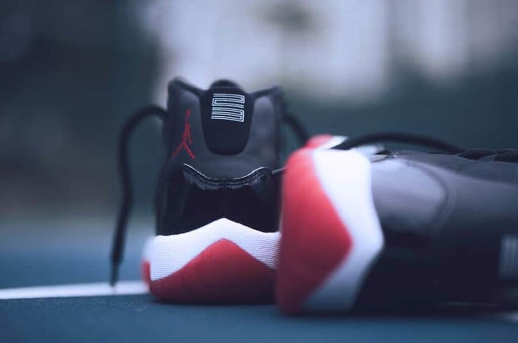 Jordan 11 zapatos colocados en el suelo